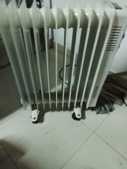 Está a chegar o frio aquecedor a óleo quase novo bom preço 35 euros