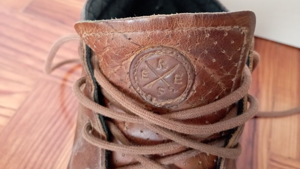 Botas castanhas da Reef