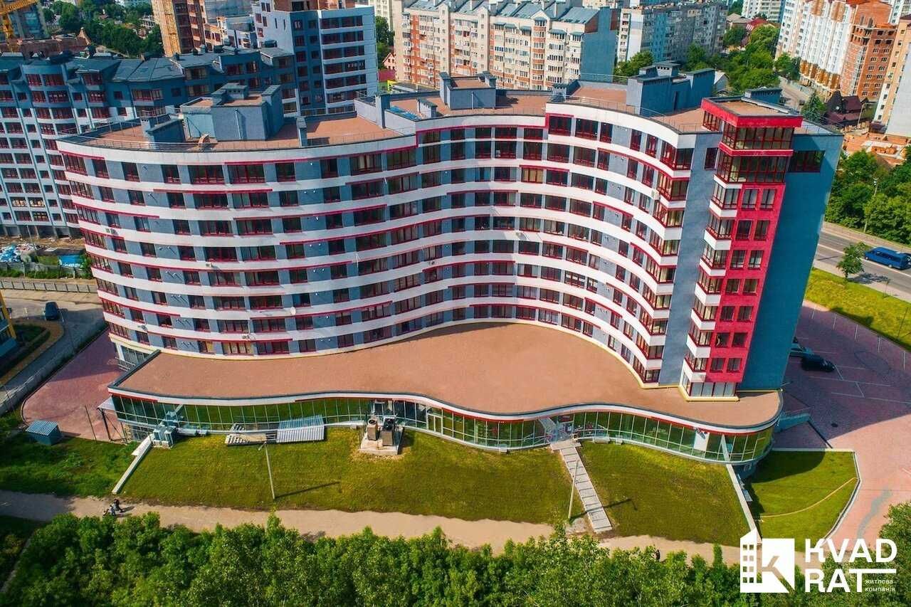 Простора двокімнатна квартира у зданому будинку .