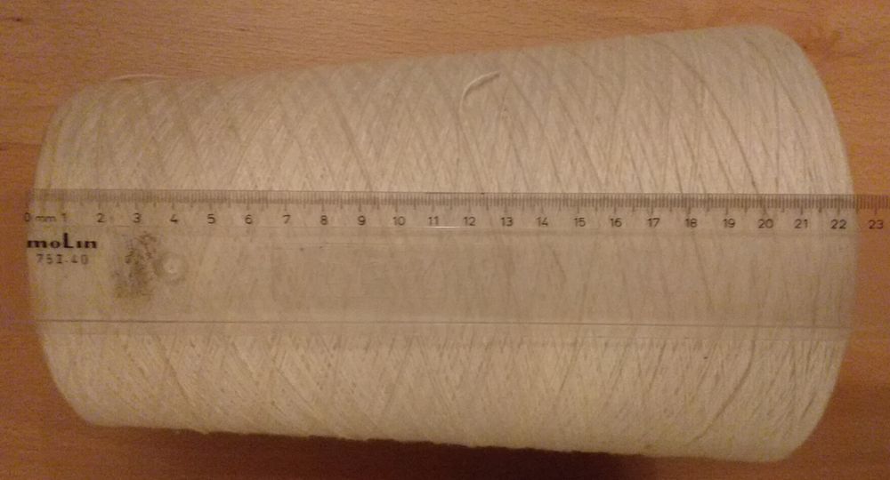 Bobine de linha de costura branca