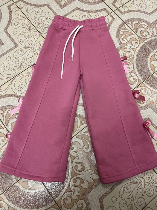 Яскравий костюм на дівчинку