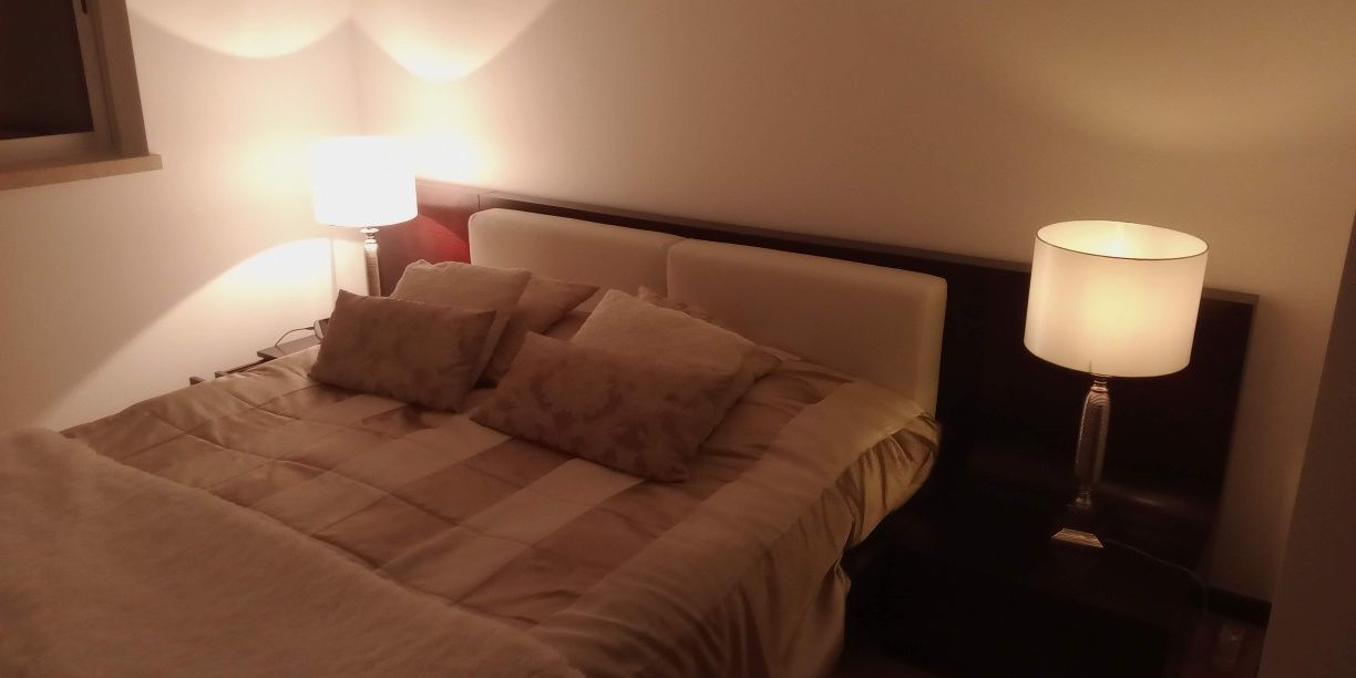 Cama de casal e mesas de cabeceira