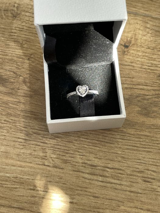 Pandora срібне кільце з білим серцем