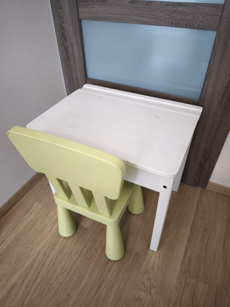 Biurko dla dzieci plus 2 krzesła Ikea