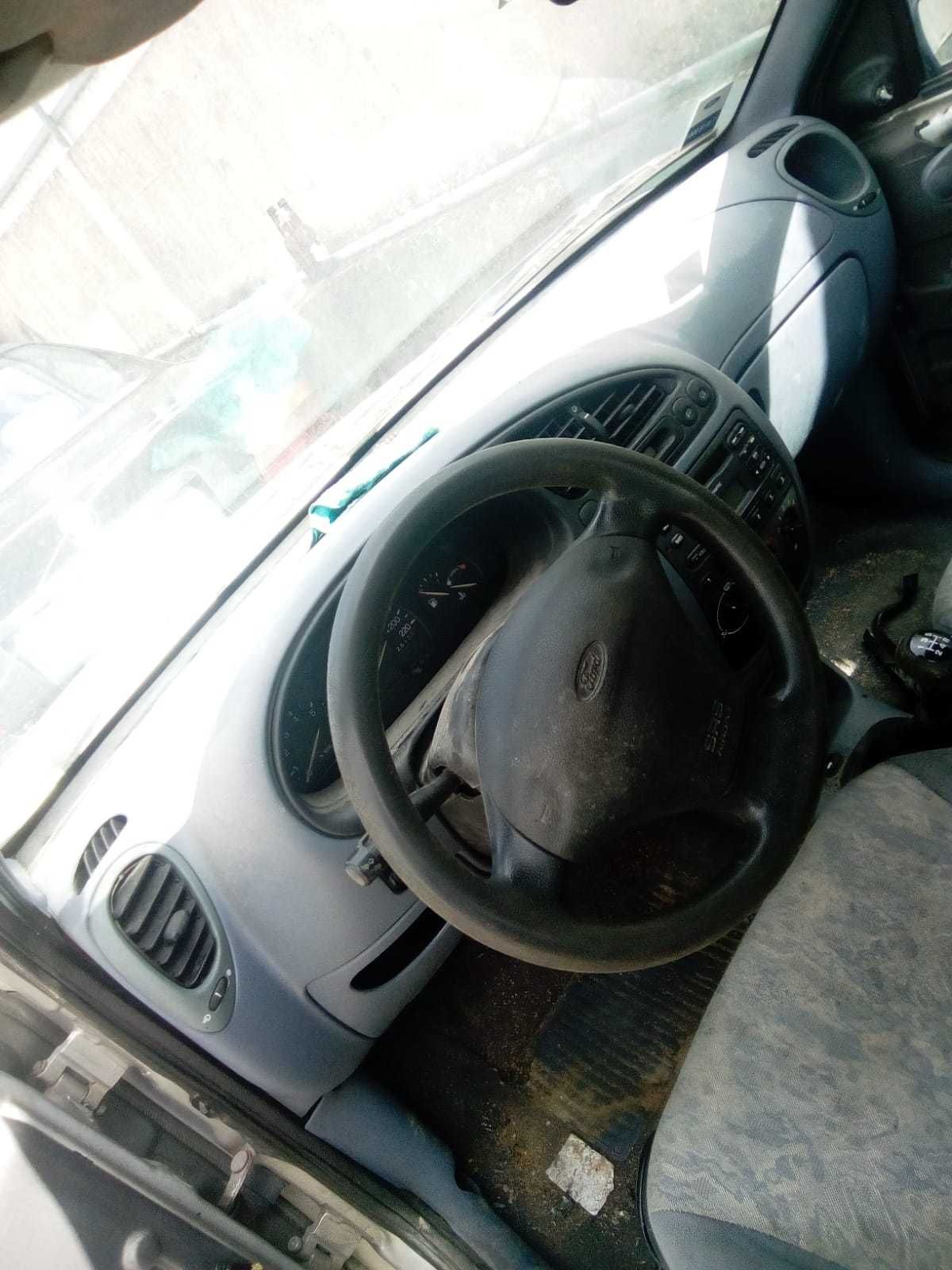 Vendo Ford para peças com motor a trabalhar