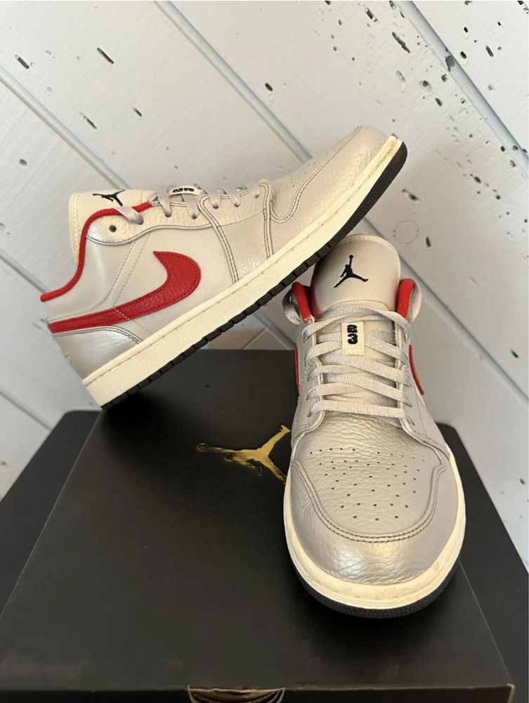 Обмен Nike Air Jordan 1 LOW PRM Metallic SilverUniversityRed DA466-001