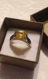 Śliczny pierścionek w srebrnym kolorze z wyjątkowym żółtym oczkiem 17
