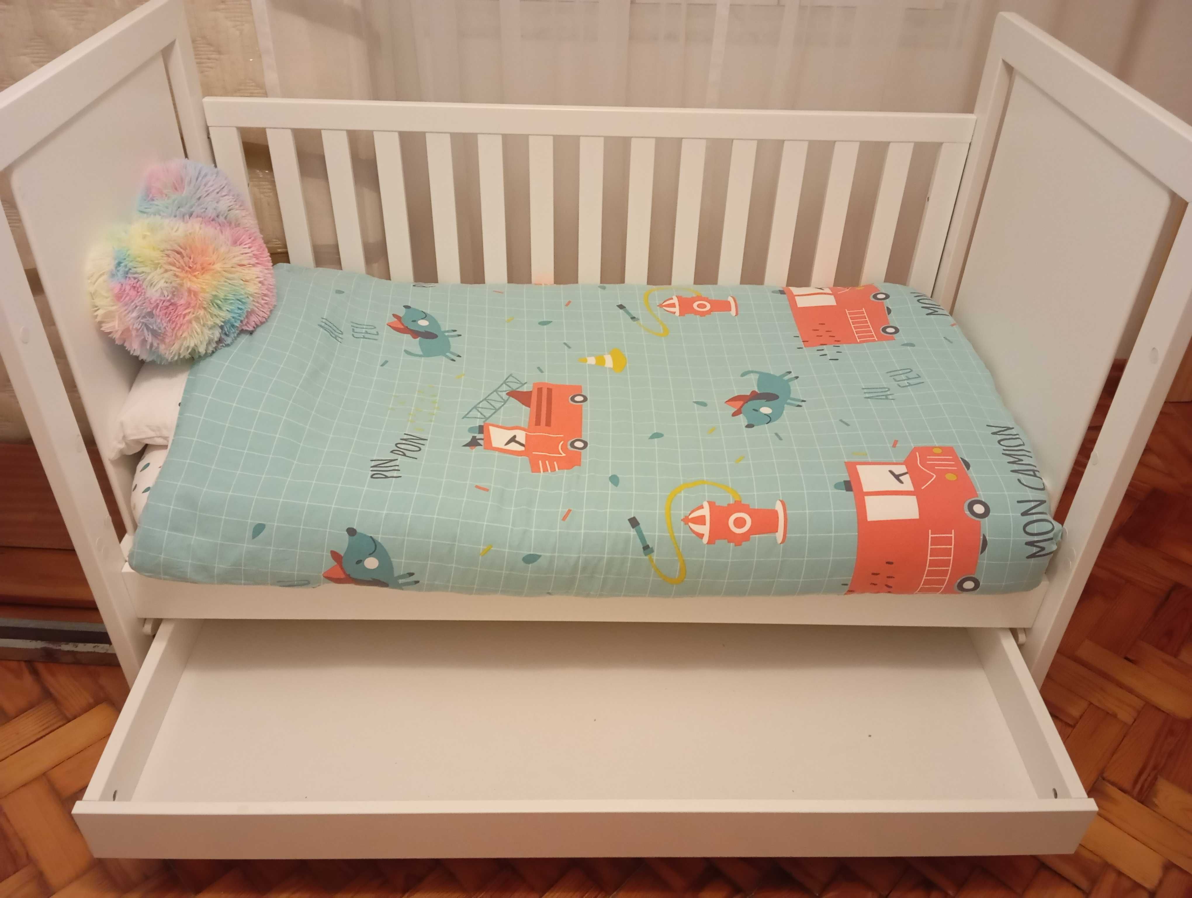 Cama Berço com Gavetão, Grades e Colchão - Marca Trama