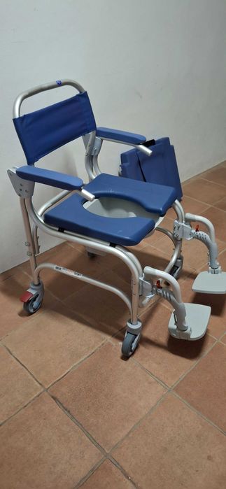 Cadeira de banho /sanita com rodas Marca ORTHOS