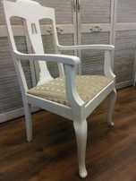 Stary biały fotel styl shabby chic