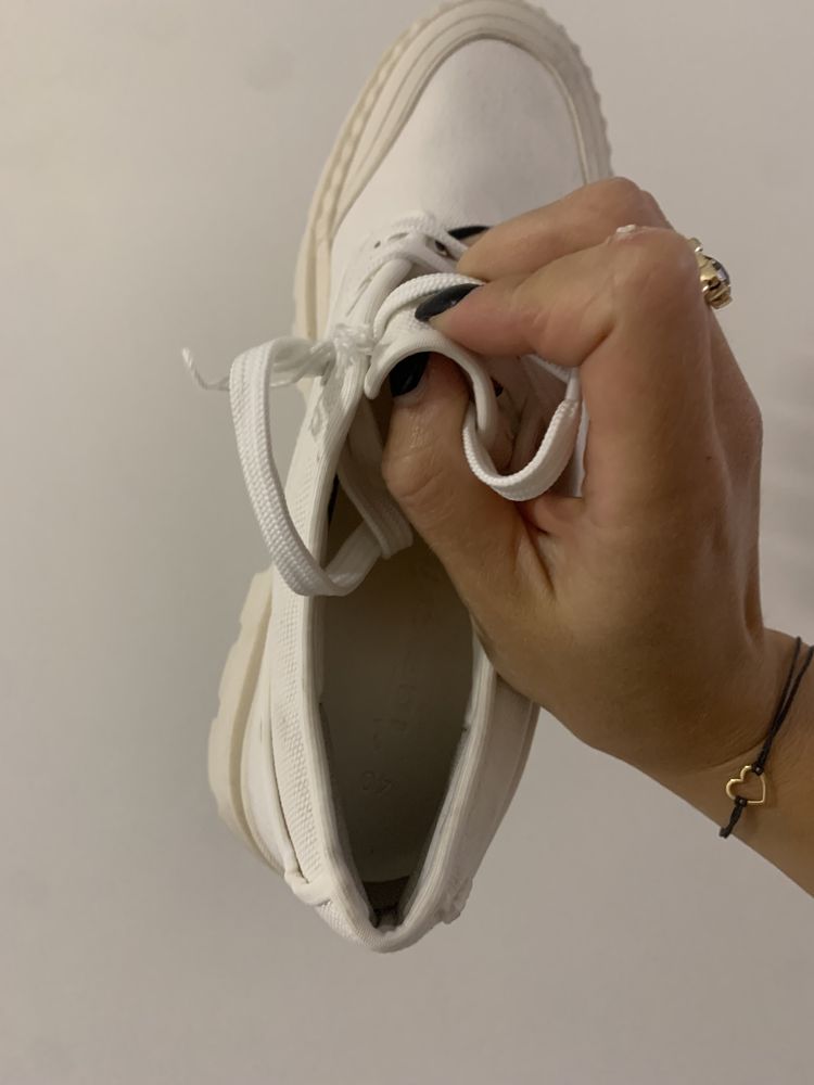 Sznurowane obuwie sportowe offwhite Tamaris rozmiar 40 białe