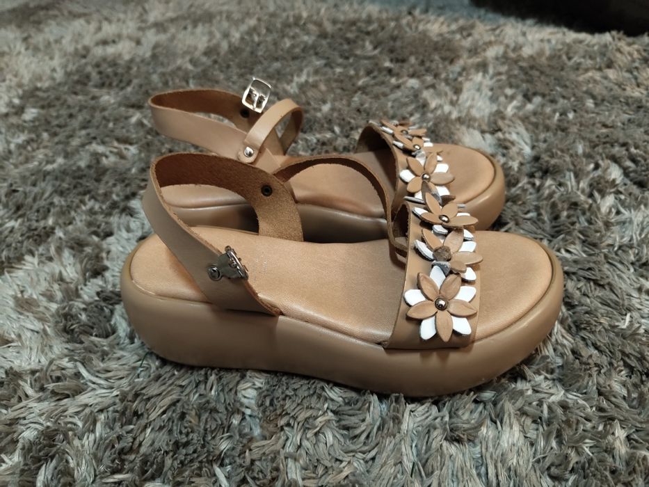 Sandálias rosa marca bata
