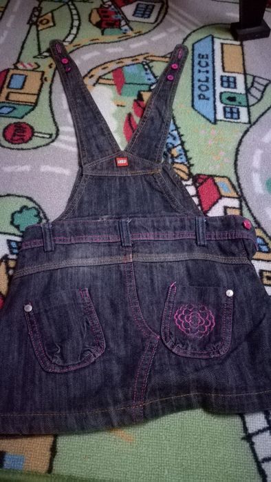 Varias roupas de menina