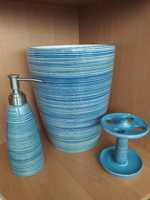 Porcelanowy komplet łazienkowy porcelana niebieski pasy