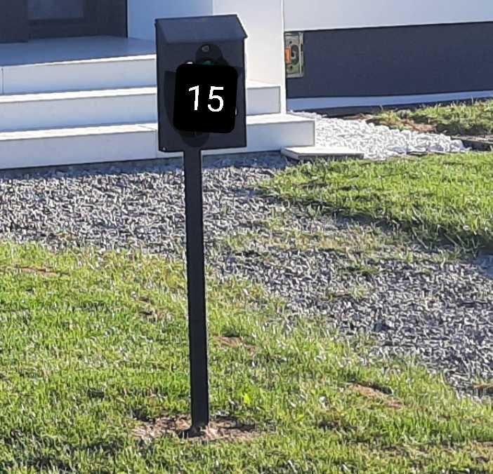 Skrzynka na listy, metalowa na kołku do wbicia w ziemię.