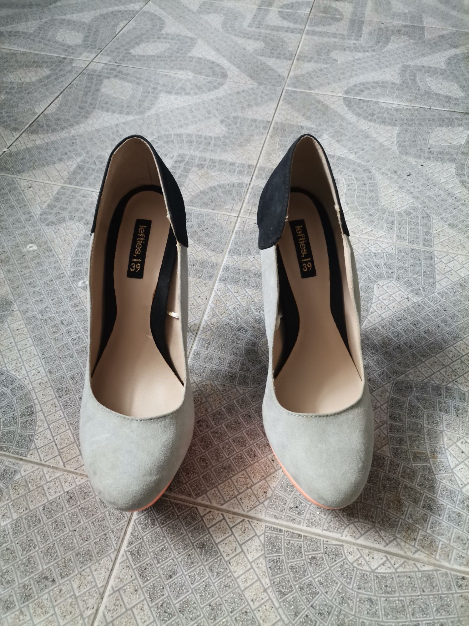 Sapatos salto novos