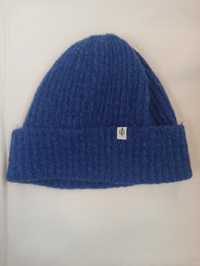 Синя нова зимова шапка
