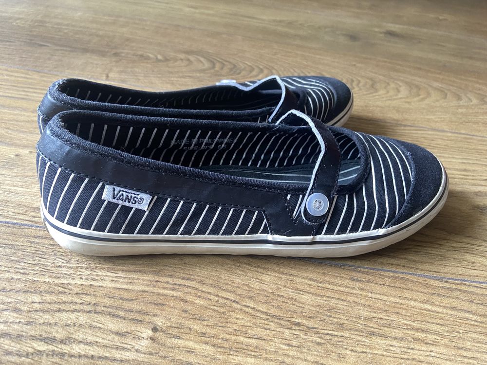 Sapatilhas Vans riscas preto e branco