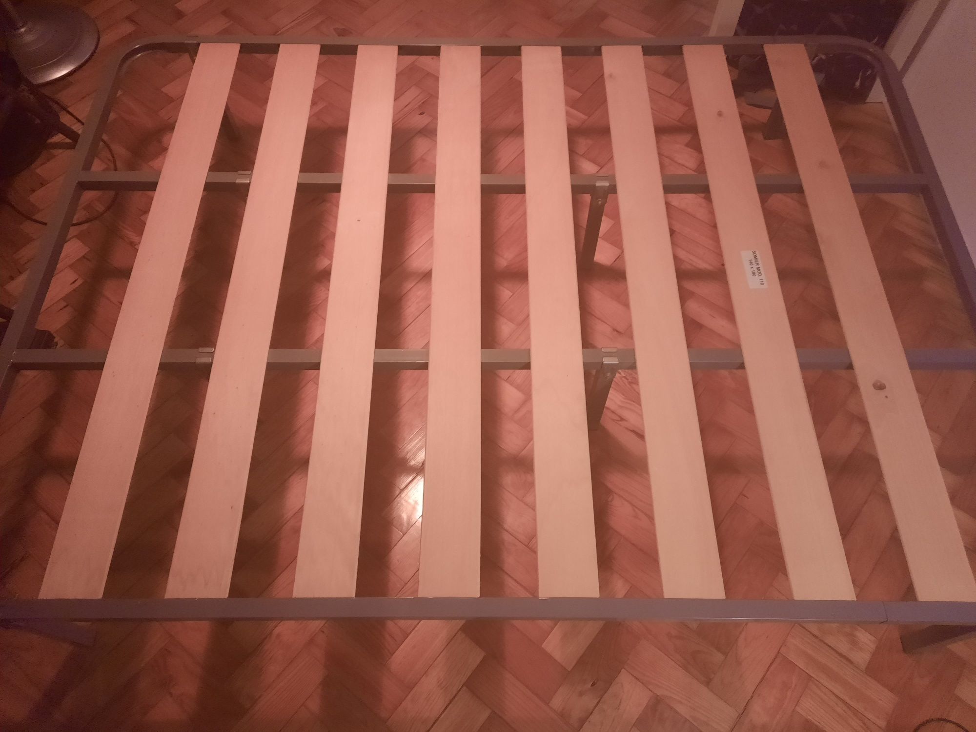 Estrado de cama com 8 pés