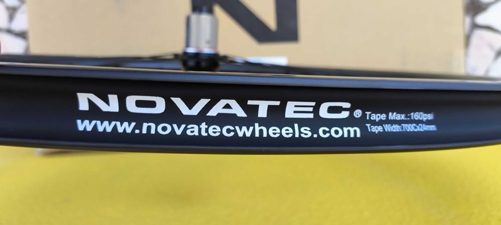 par de rodas em carbono Novatec R4