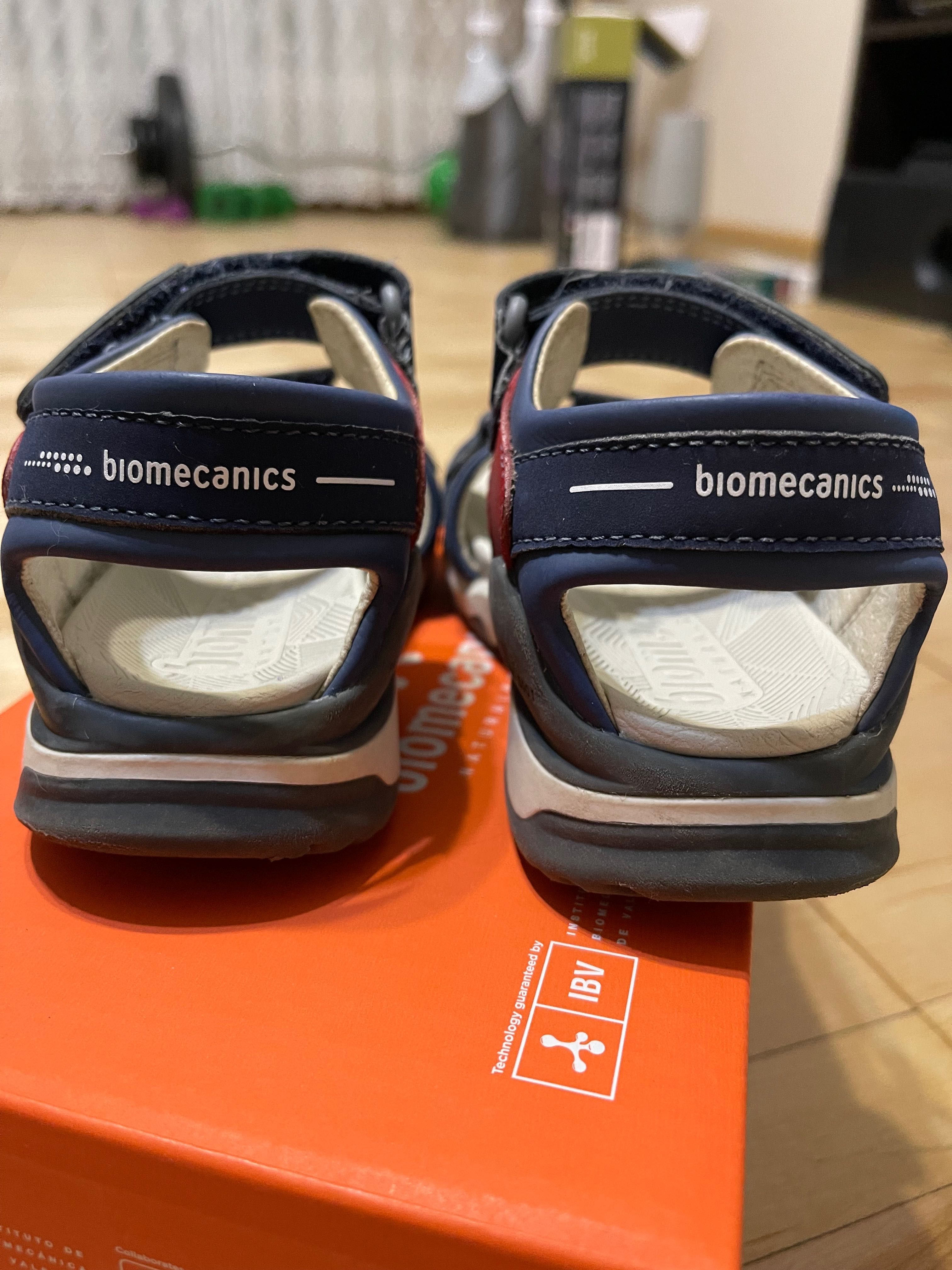 Босоніжки шкіряні Biomecanics 27 розміру в ідеальному стані