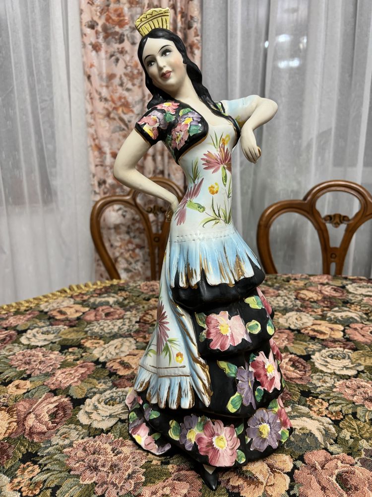 Figurka porcelanowa  dama w sukni balowej