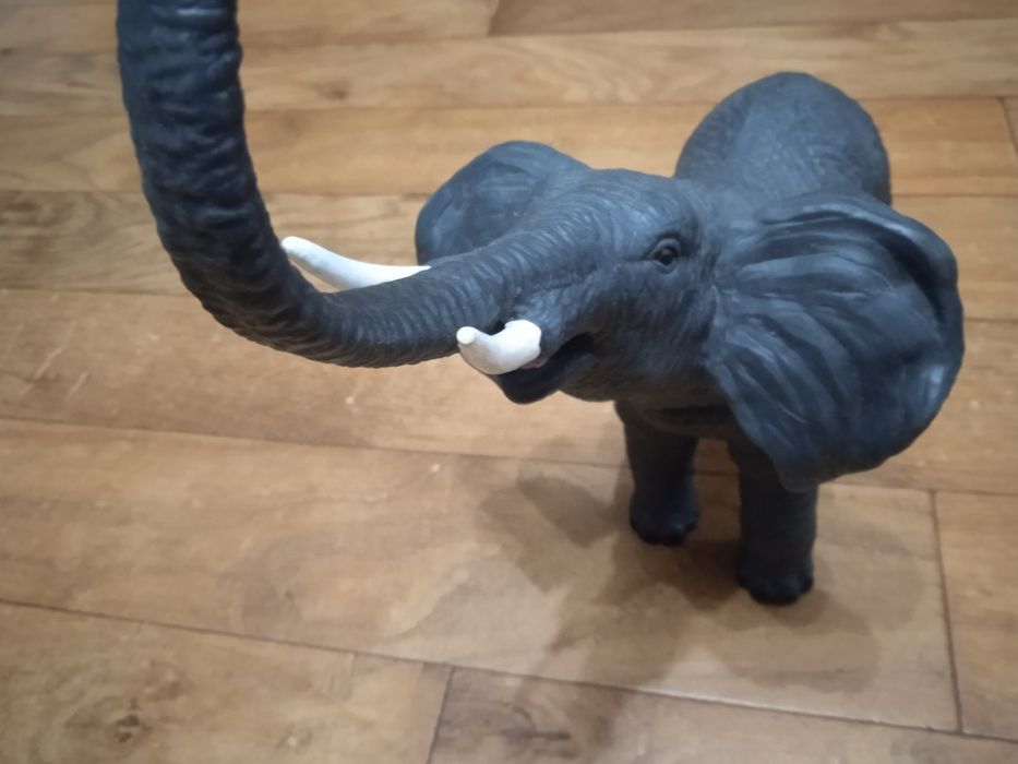 Звери большие  резиновые .