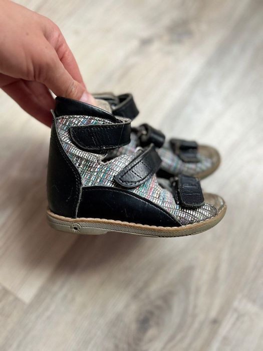Віддаю БЕЗКОШТОВНО ортопедичне взуття 23р босоніжки хлопчику