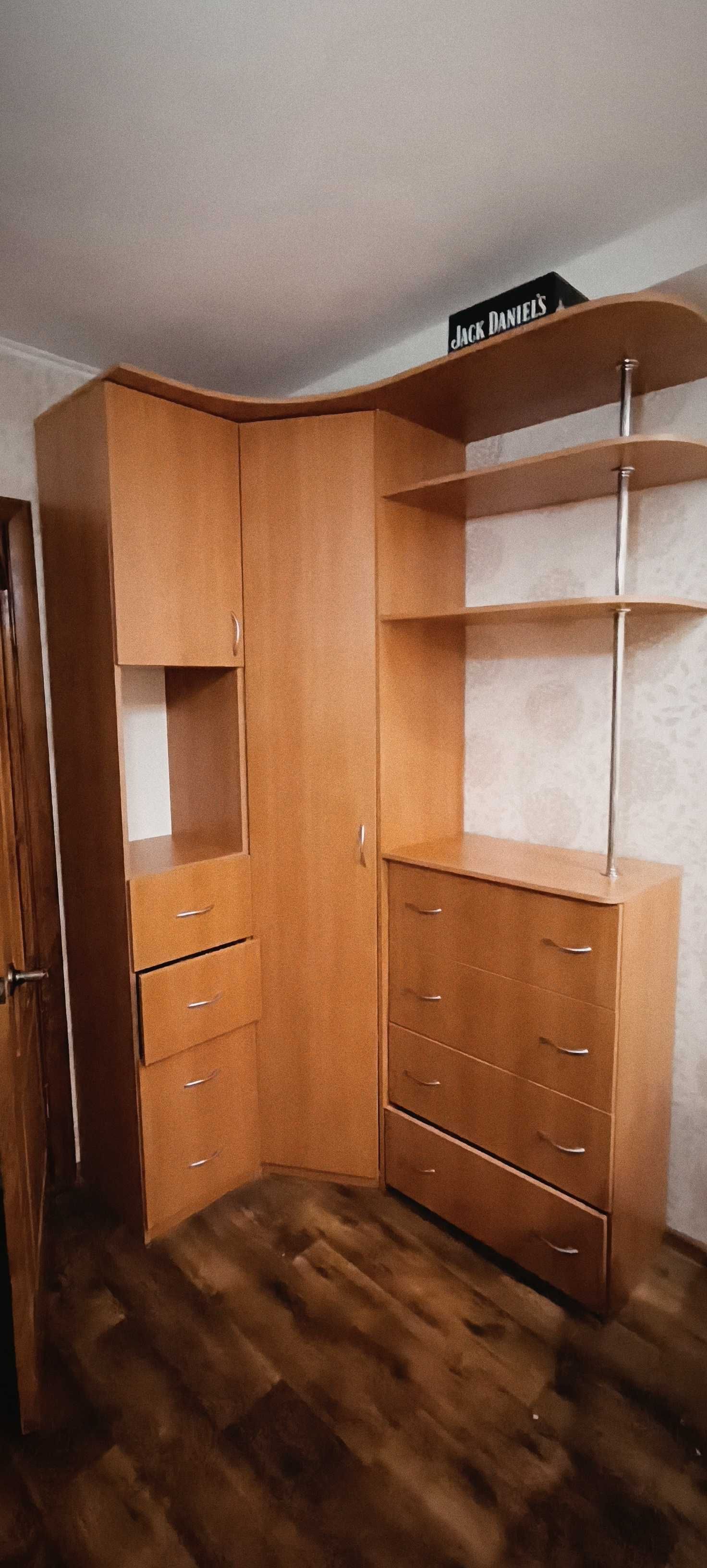 Кутова шафа у невелику кімнату.