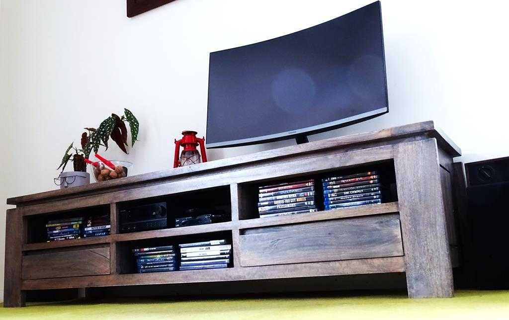 Piękna kolonialna szafka RTV z litego drewna mango - INDIGO
