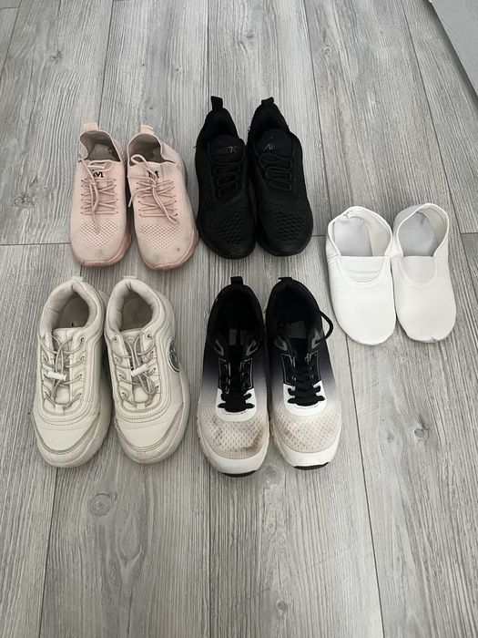 Чорні туфлі, туфельки, білі кросівки, чорні кроссовки, кеди