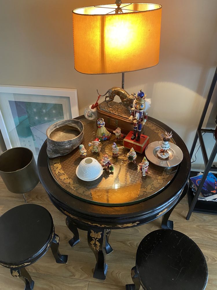 Mesa de apoio com 4 bancos