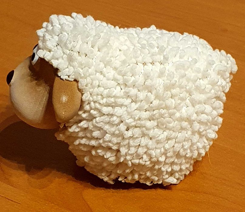 Uroczy baranek wielkanocny. Ozdoba wielkanocna. Baranek na Wielkanoc