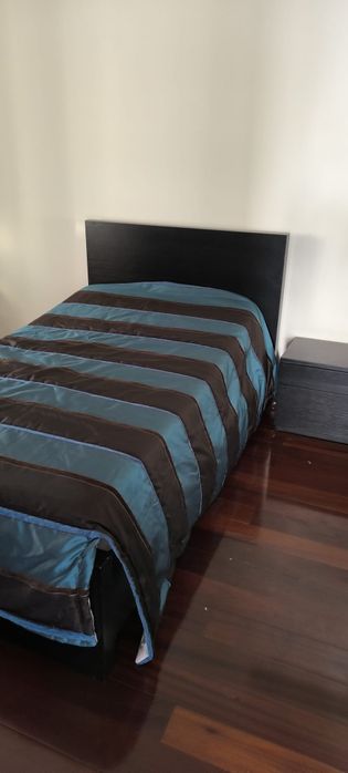 Cama de solteiro com 2 mesinhas de cabeceira - como nova