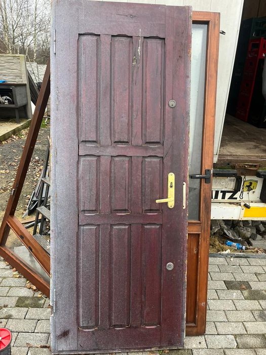 Drzwi drewniane do domu na budowę garażu