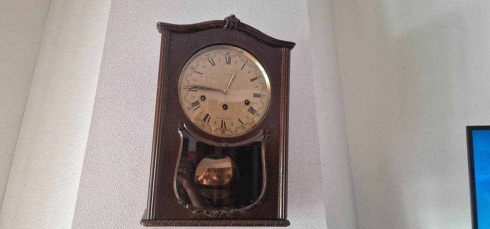 Relogio muito antigo todo restaurado por profissional  nesta area.