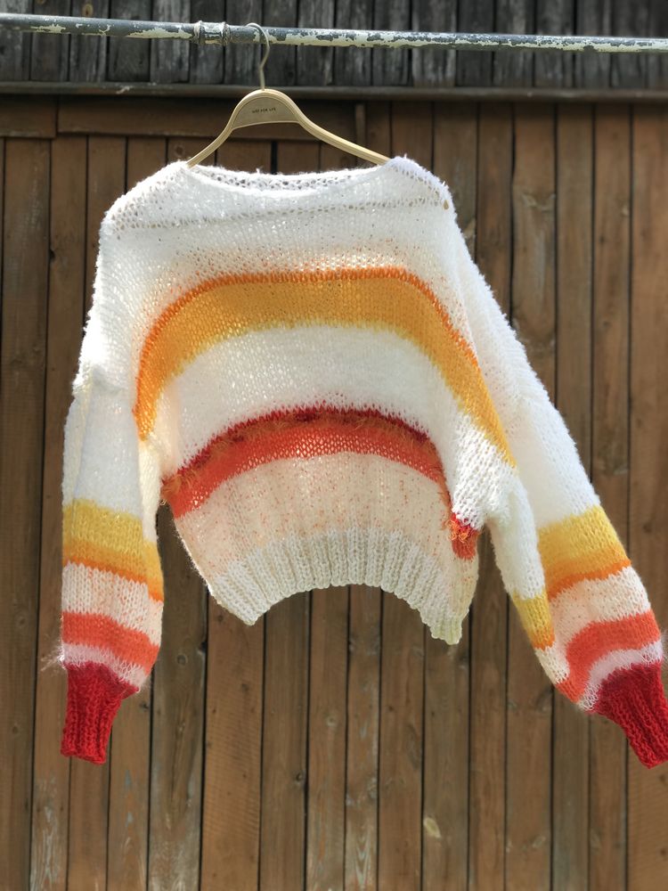 Lekki puszysty sweter w paski zrobiony na drutach