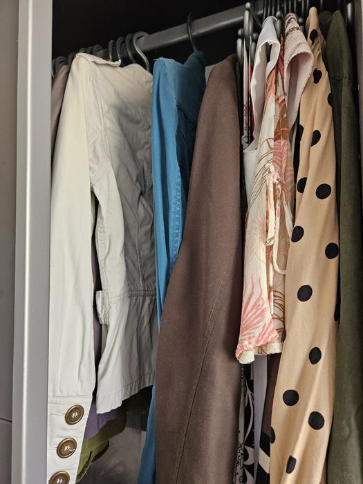 Wyprzedaż ubrań damskich: bluzy, swetry, spodnie, kurtki, plaszcze