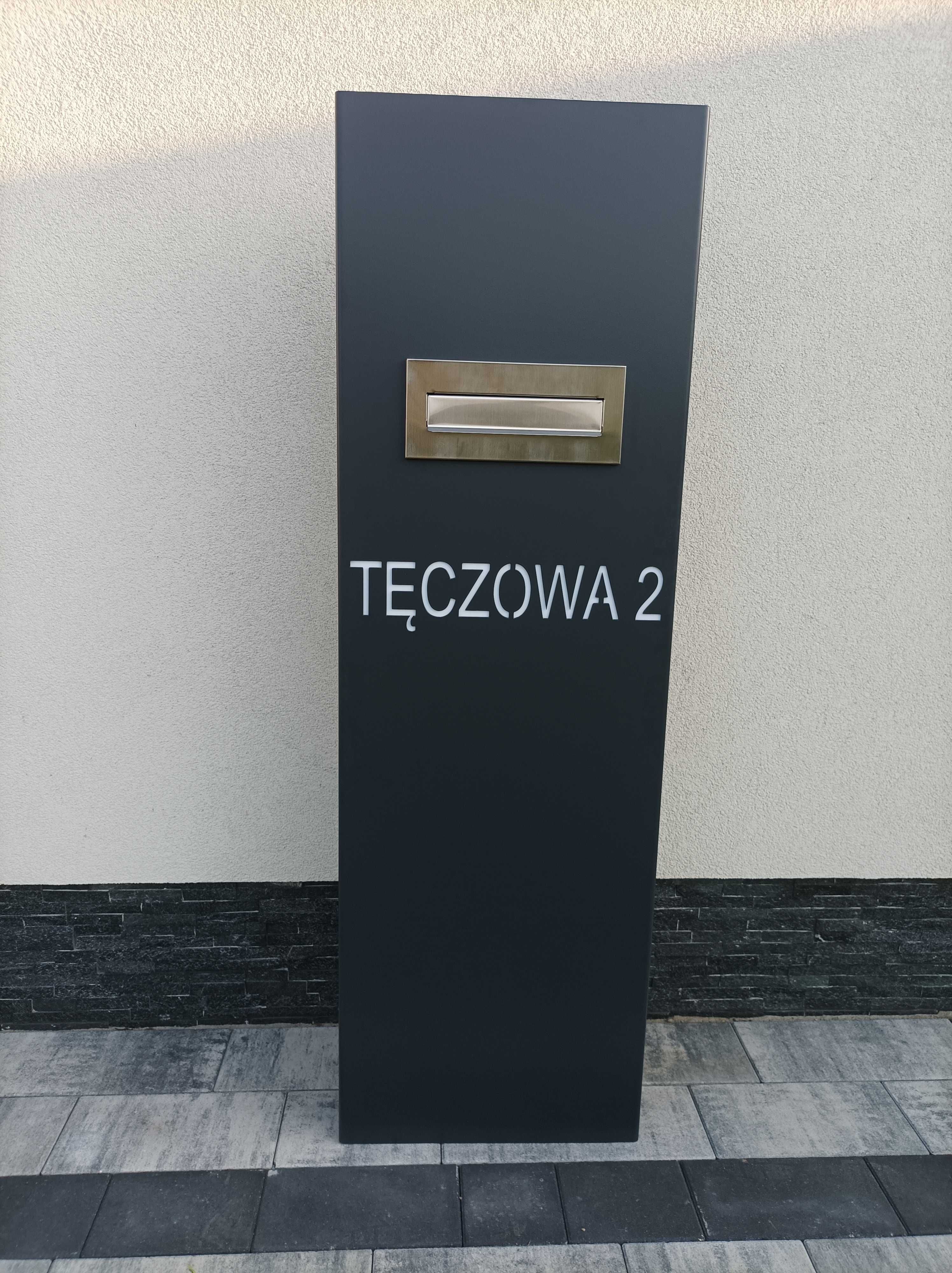 Słupek multimedialny z numerem domu i skrzynką na listy