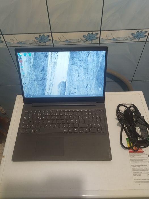 Lenovo v15 Экран IPS 15.6 4 Ядерный SSD 1000 ГБ Новый