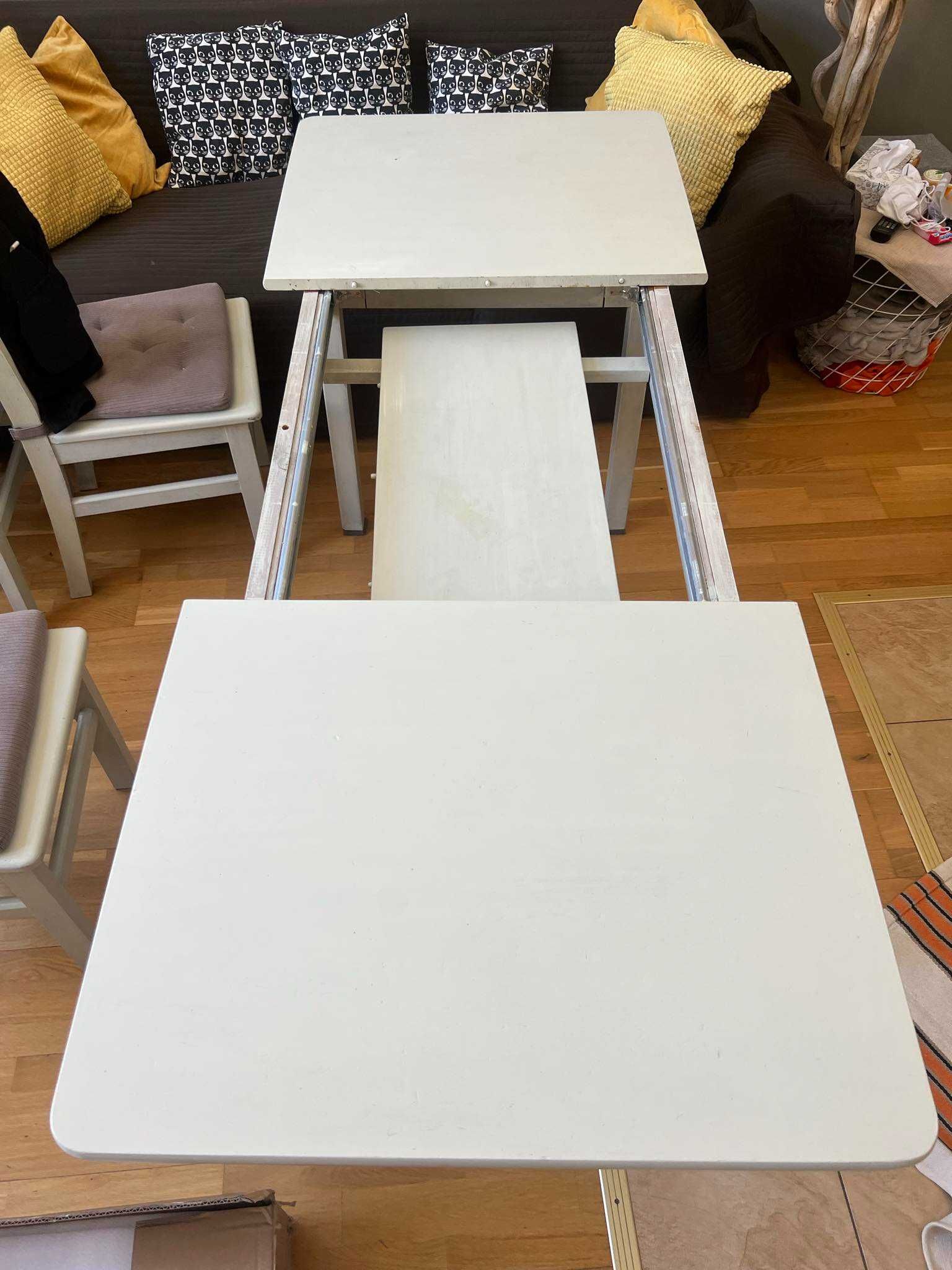 Rozkładany stół oraz 5 krzeseł