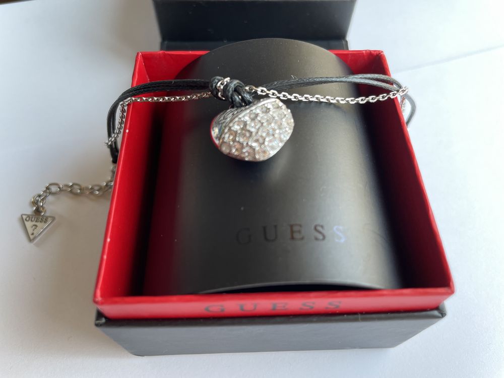 Pulseira Guess com coracao com brilhantes