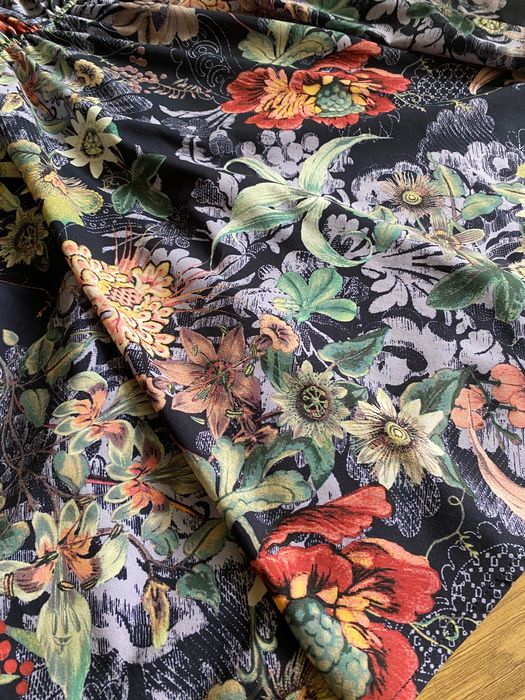 Sukienka granatowa fioletowa w kwiaty, falbanki