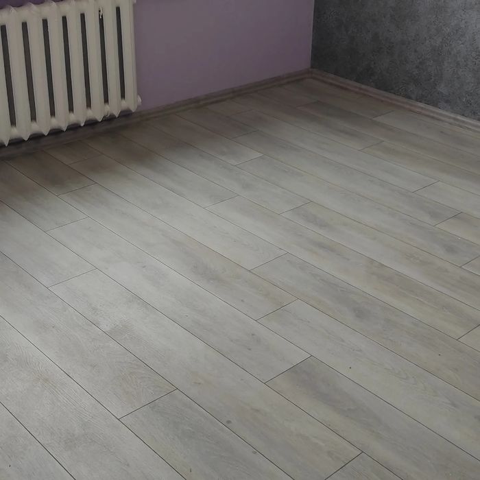 Укладка монтаж ламінату , монтаж плінтуса