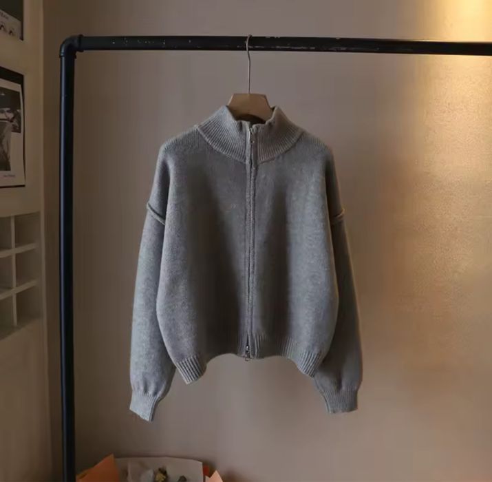 Светр сірого кольору