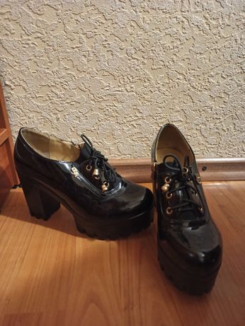 Лаковані жіночі туфлі