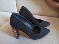 Buty na obcasie r. 37