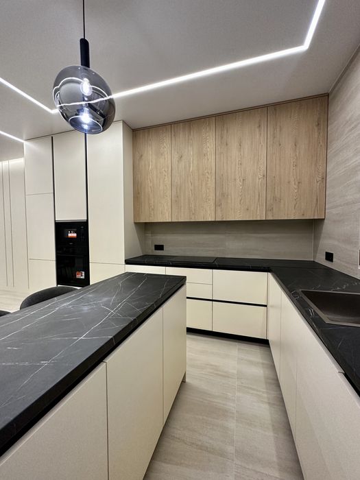 Продаж нового дизайнерського котеджу з ремонтом , меблями