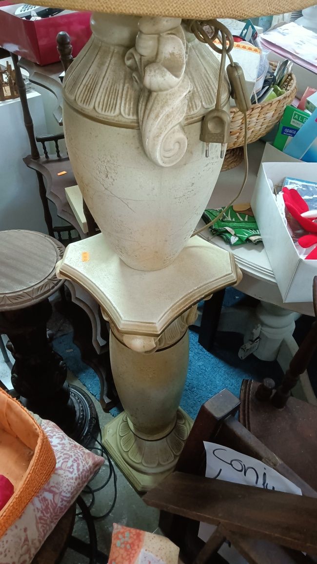 Candeeiro estilo antigo com coluna