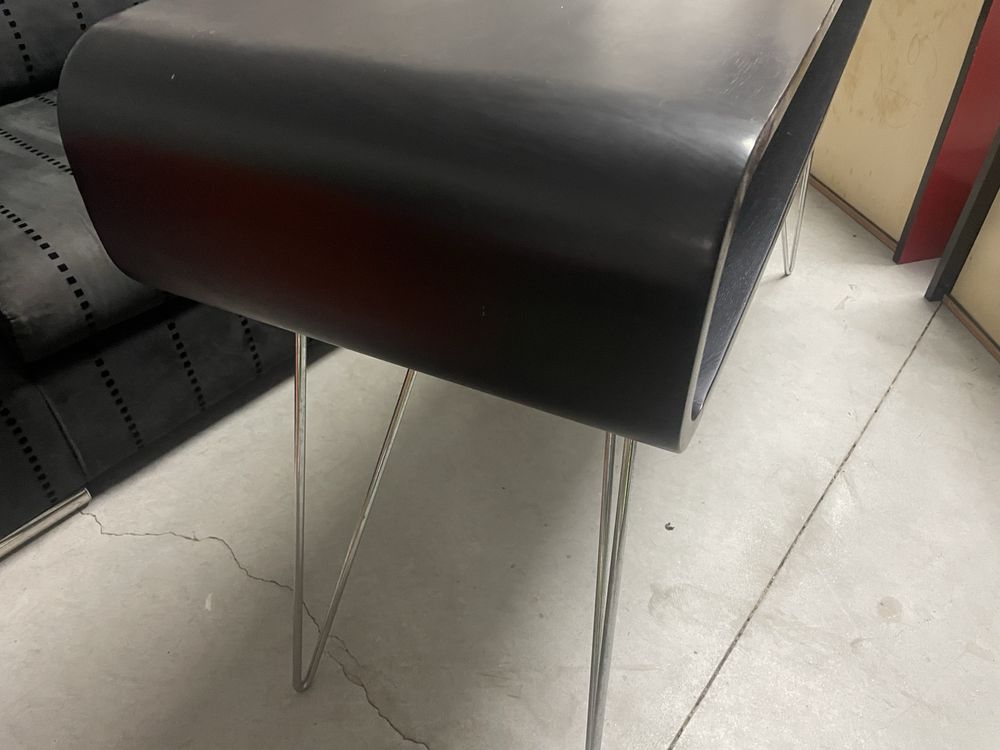 Movel decoracao / aparador de entrada  preto com pés em ferro
